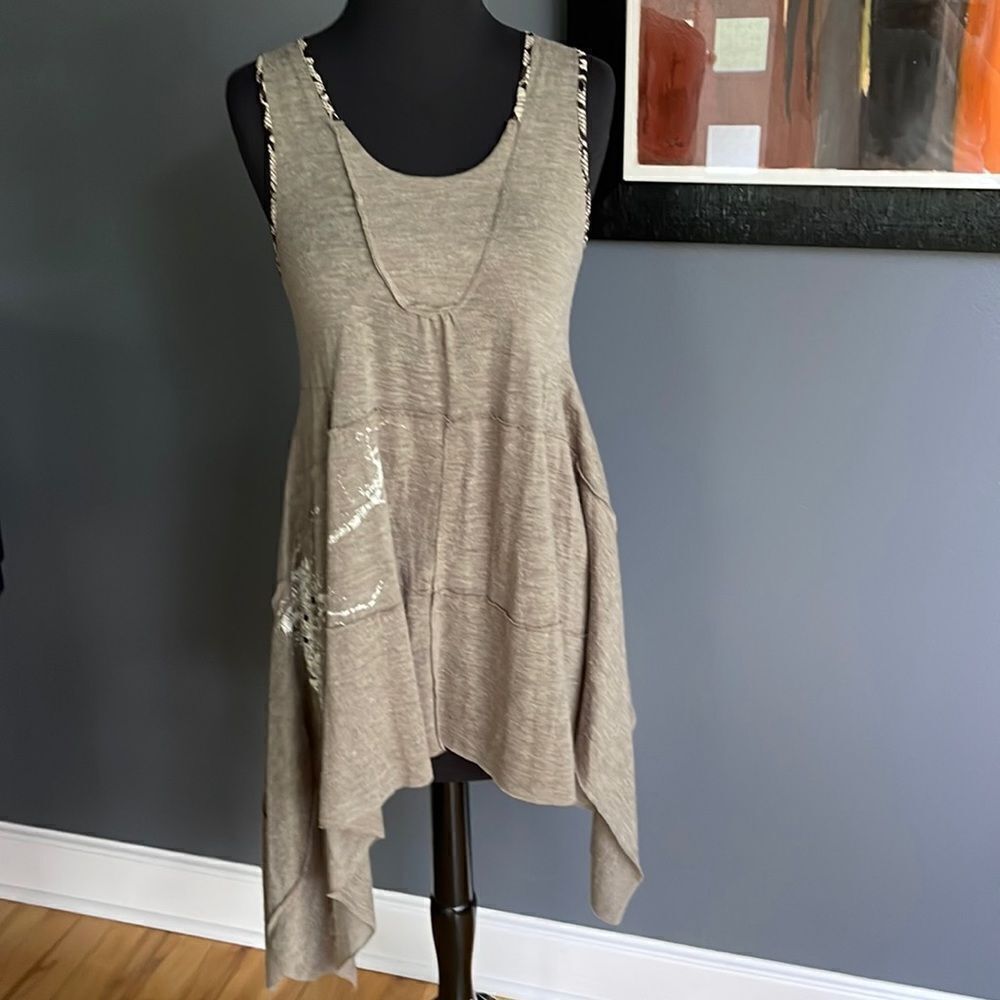 Premise Paris (designed in France) asymmetrical raw hem blocked seamed tank. Sm